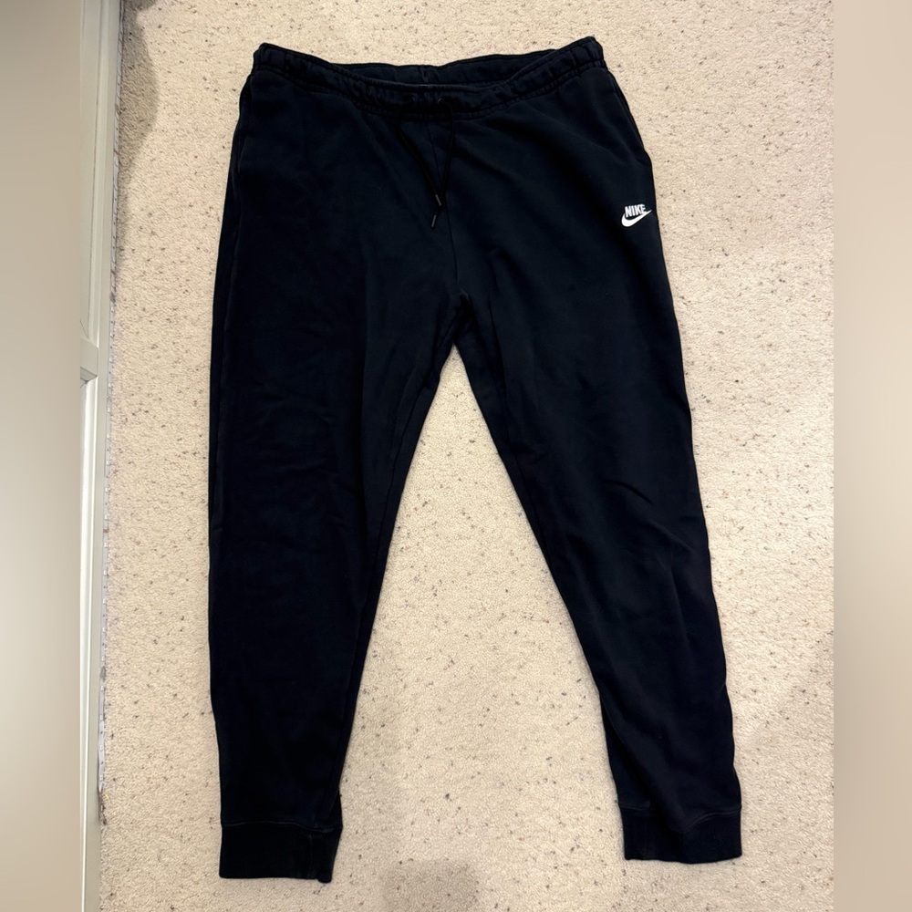 Nike Black Sweatpants Women’s XL (FIT MORE LIKE A LARGE)